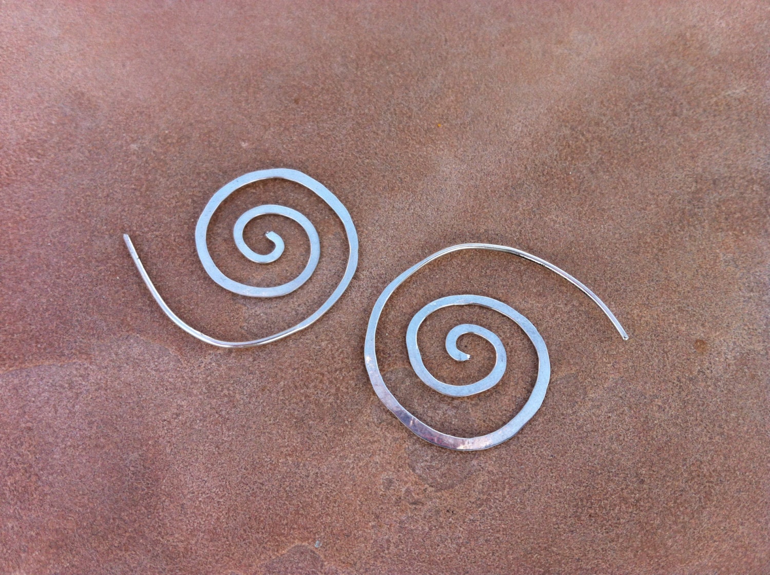 Kleine Silber Gehämmerte Spiral Ohrringe Kleine Silber Gehämmerte Spiral Ohrringe von KarenLutherJewelry