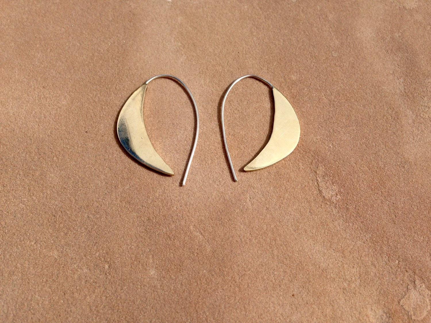 Mittlere Mondsichel Ohrringe Aus Messing Mittlere Mondsichel Ohrringe Aus Messing von KarenLutherJewelry