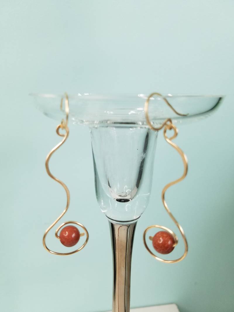 14Kt Gold Gefüllte Swirly Dangle Ohrringe Mit Braunem Goldsteinperlen von KarenReneeKnowles