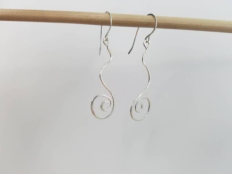 Argentium-Silber | Tarnbeständig Swirly Dangle Ohrringe von KarenReneeKnowles