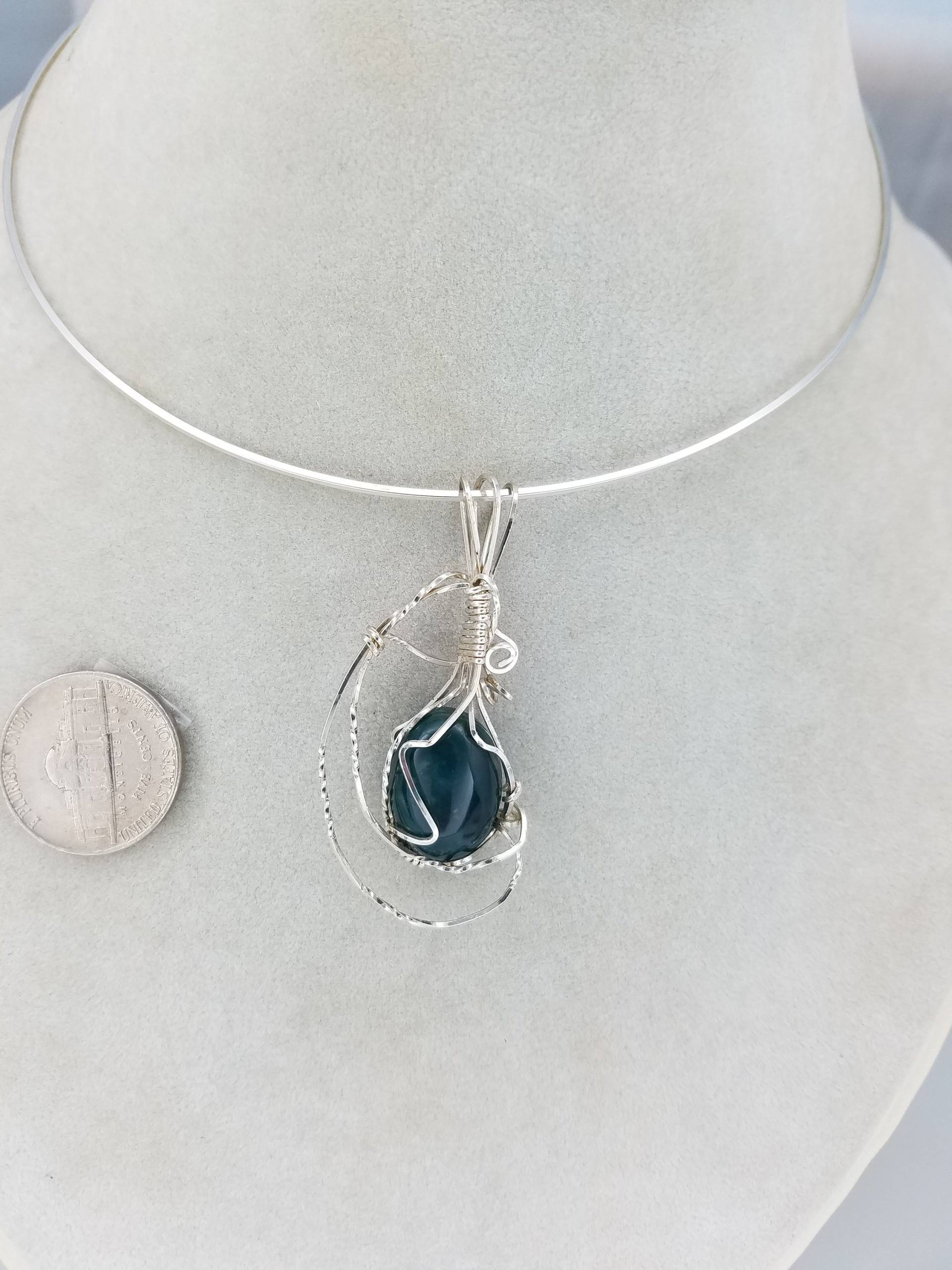 Blaue Moos Achat Anhänger Handgeformt in Argentium | Anti-Tarnish .925 Sterling Silber Draht von KarenReneeKnowles