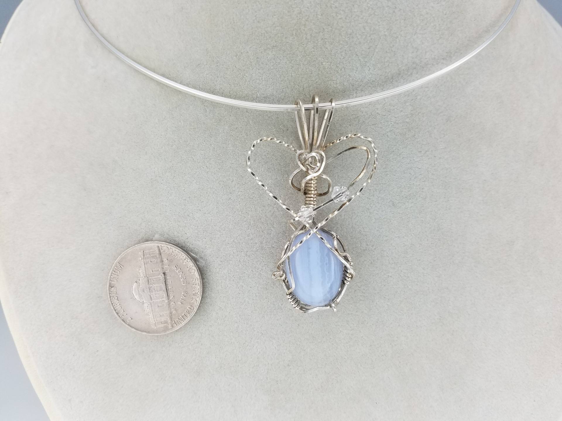 Blaue Spitze Achat Anhänger Von Hand Geformt in Argentium | Anti-Tarnish .925 Sterling Silber Draht von KarenReneeKnowles