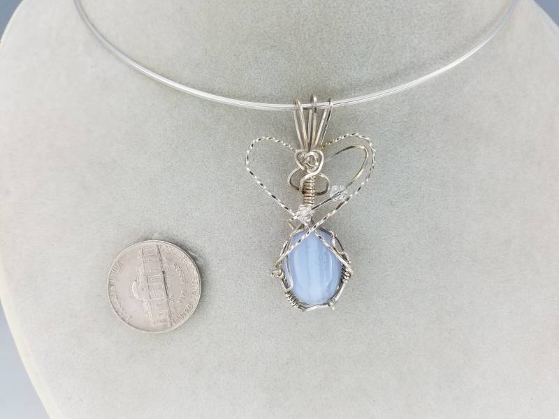 Blaue Spitze Achat Anhänger Von Hand Geformt in Argentium | Anti-Tarnish .925 Sterling Silber Draht von KarenReneeKnowles