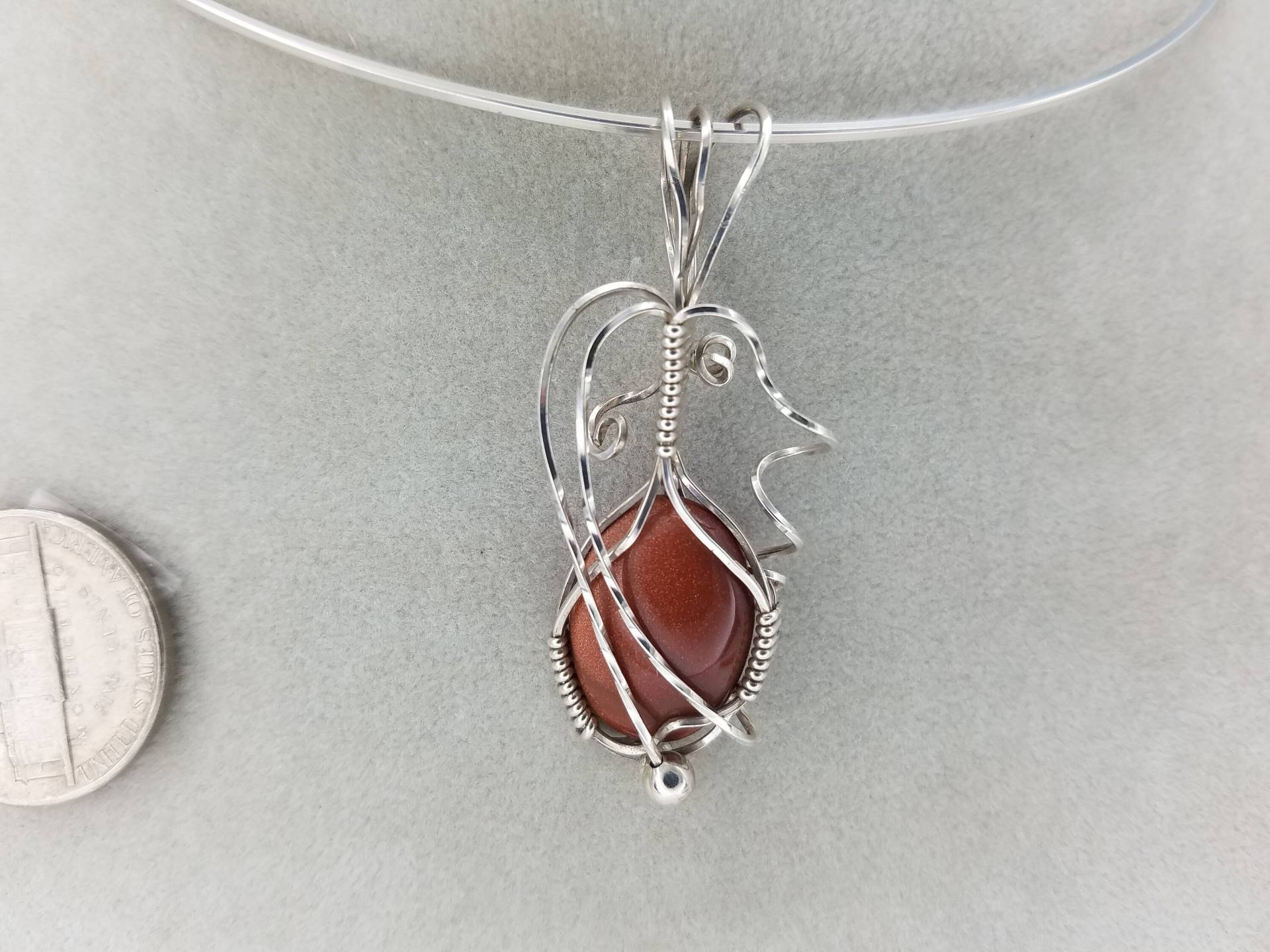 Braun Goldstone Anhänger Handgeformt in Argentium | Anti-Tarnish .925 Sterling Silber Draht von KarenReneeKnowles