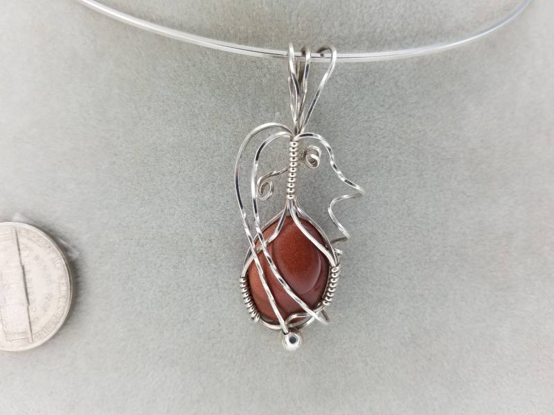 Braun Goldstone Anhänger Handgeformt in Argentium | Anti-Tarnish .925 Sterling Silber Draht Braun Goldstone Anhänger Handgeformt in Argentium | Anti-Tarnish .925 Sterling Silber Draht von KarenReneeKnowles