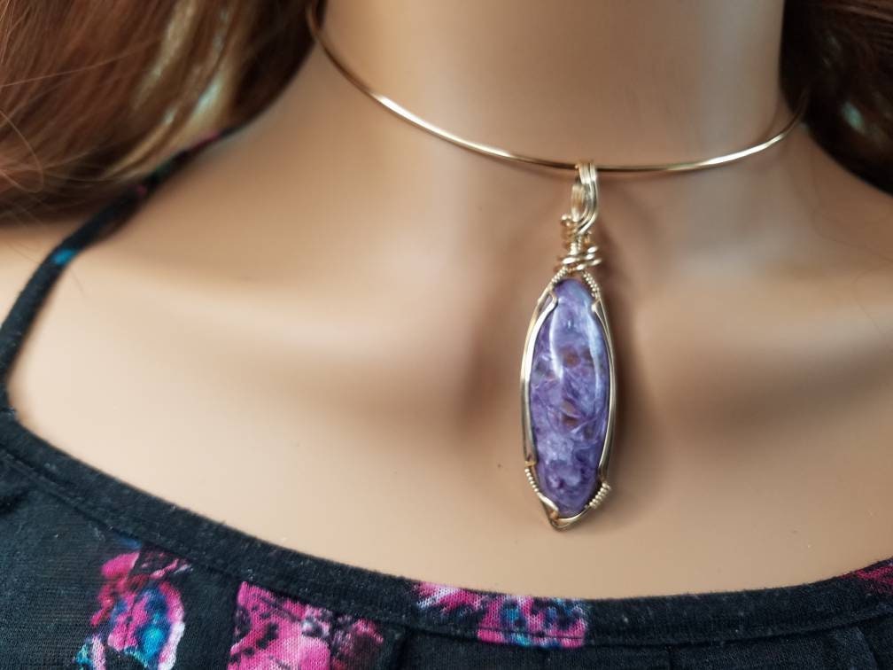 Erstaunliche Charoite Edelstein Hand-Sculpted in 14Kt Gold-Gefüllten Draht von KarenReneeKnowles