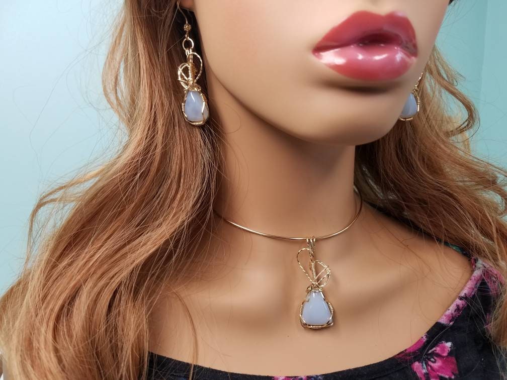 Leichte Chaldecony Anhänger Und Ohrringe Set Hand Gemeißelt in 14 K Gold Gefüllt Draht von KarenReneeKnowles