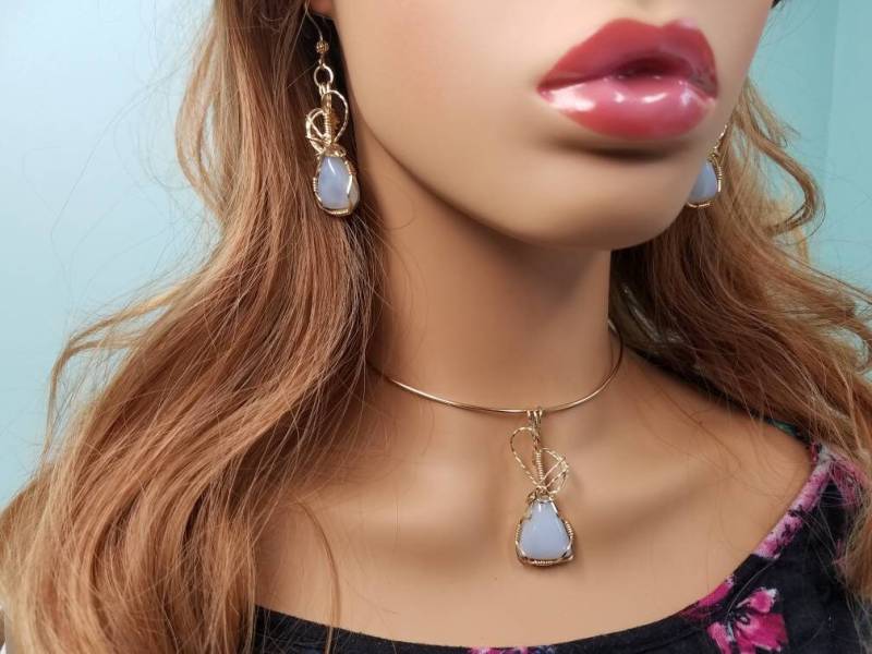 Leichte Chaldecony Anhänger Und Ohrringe Set Hand Gemeißelt in 14 K Gold Gefüllt Draht Leichte Chaldecony Anhänger Und Ohrringe Set Hand Gemeißelt in 14 K Gold Gefüllt Draht von KarenReneeKnowles