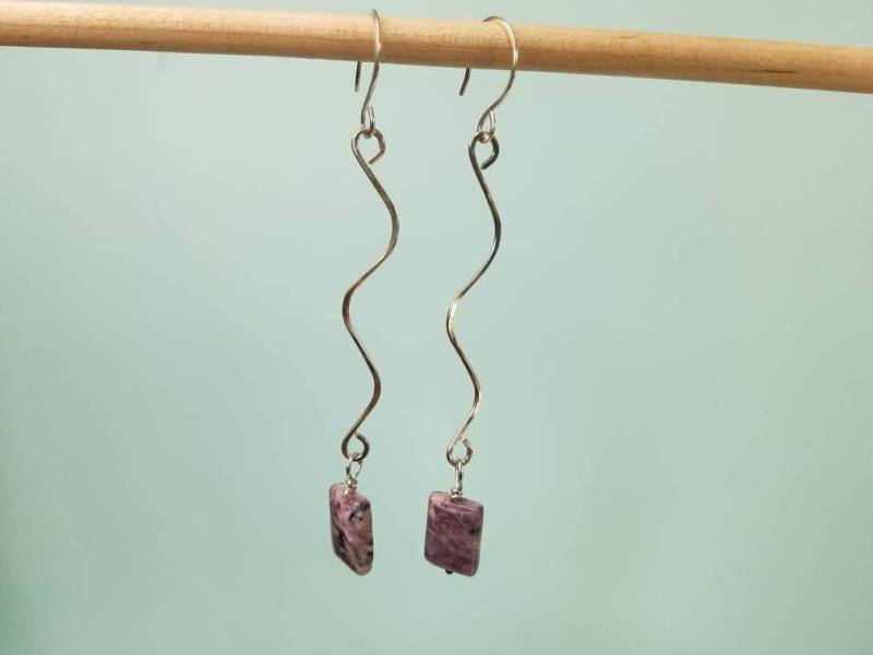 Long & Simple Drop Ohrringe Mit Einer Natürlichen Charoit-Tropfperle Hand in Argentium Silber | Tarnbeständig Long & Simple Drop Ohrringe Mit Einer Natürlichen Charoit-Tropfperle Hand in Argentium Silber | Tarnbeständig von KarenReneeKnowles