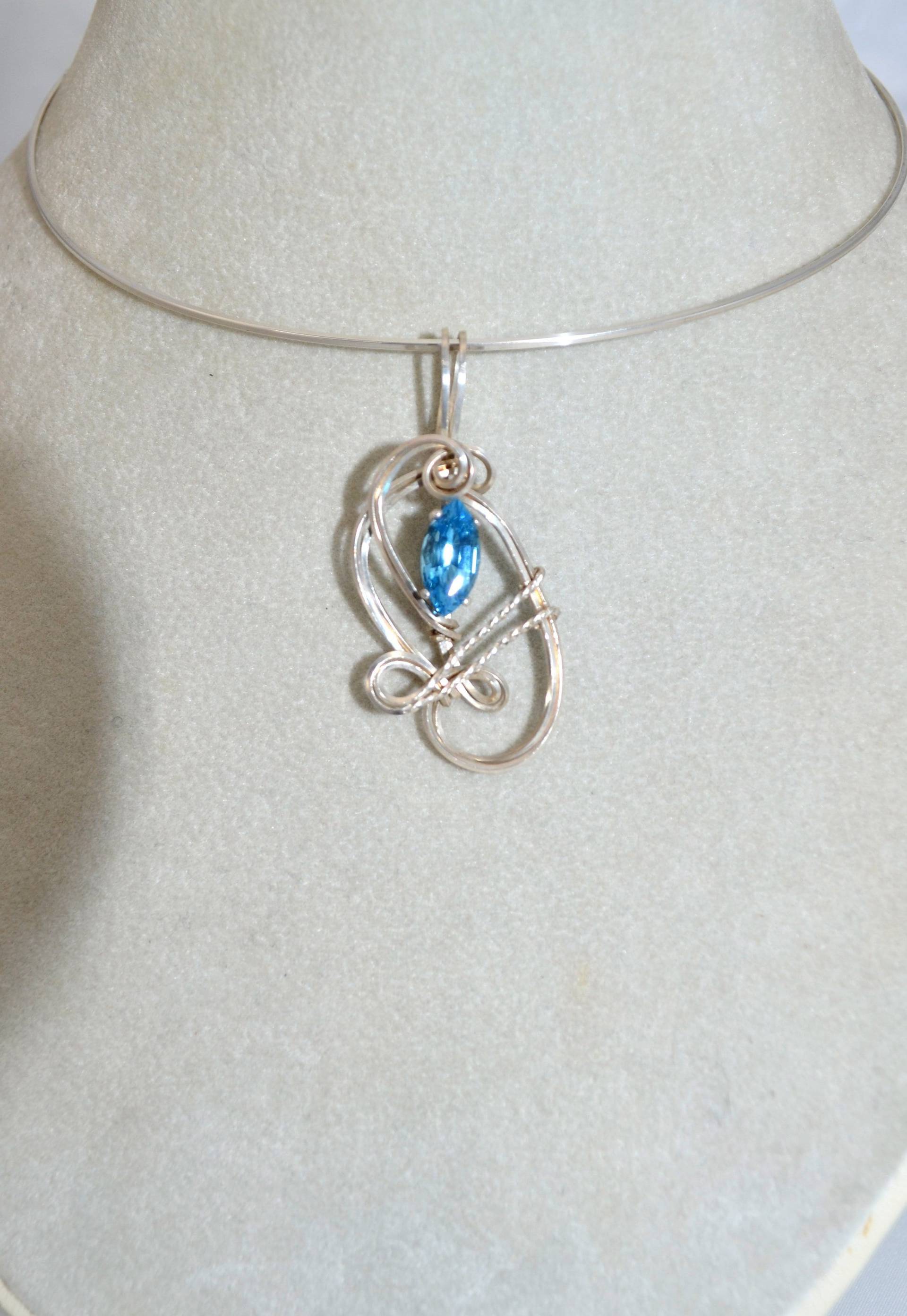 Petite Blau Topas Anhänger Hand Geformt in Sterling Silber.925 Draht von KarenReneeKnowles
