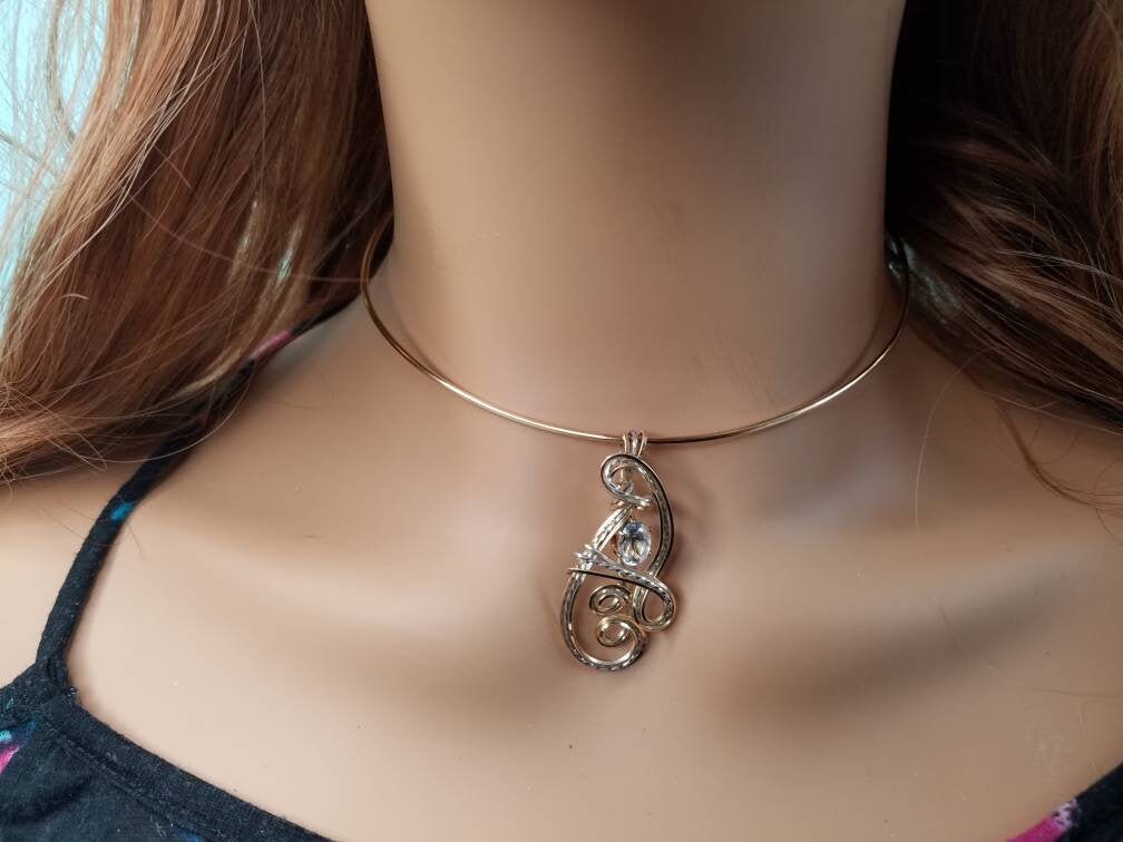 Weiß-Topaz-Anhänger Von Hand Geformt in 2-Ton - Sterlingsilber.925 Und 14 Kt Gelbgold Gold Filled Draht von KarenReneeKnowles