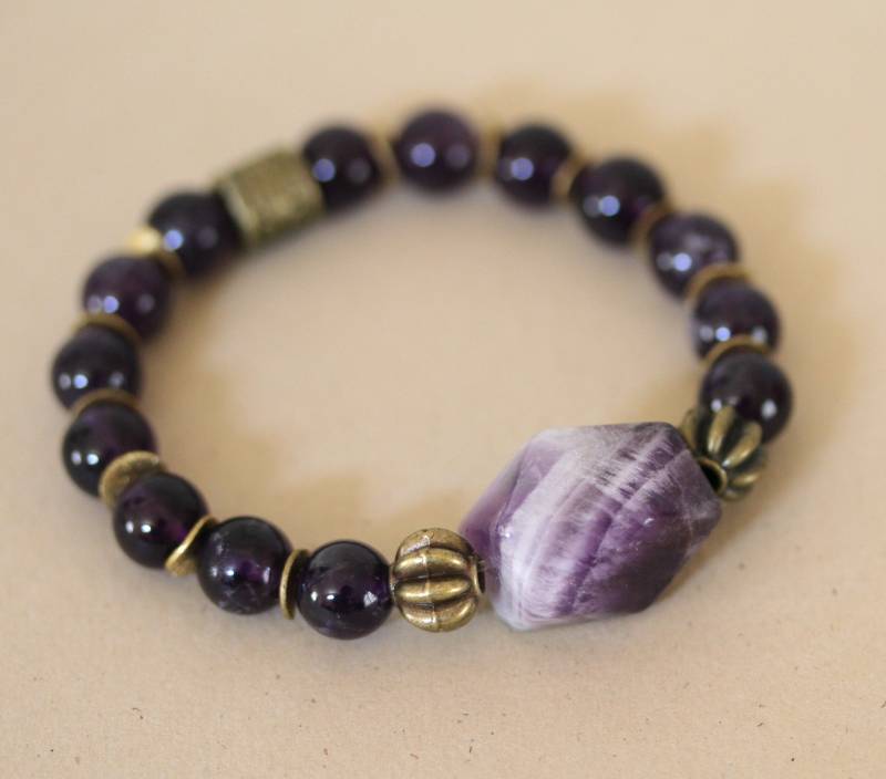 Amethyst Stretch Armband Messingakzent, Lila Nugget Edelstein von Karenda