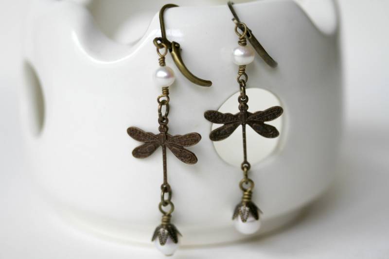 Antike Messing Lange Baumeln Libelle Und Perlen Ohrringe von Karenda