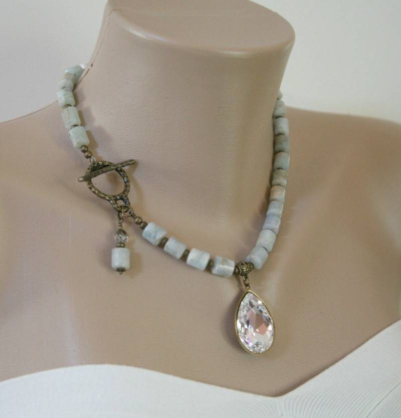 Antike Messing Swarovski Teardrop Anhänger Und Aquamarin Fass Halskette Seitlichverschluss von Karenda