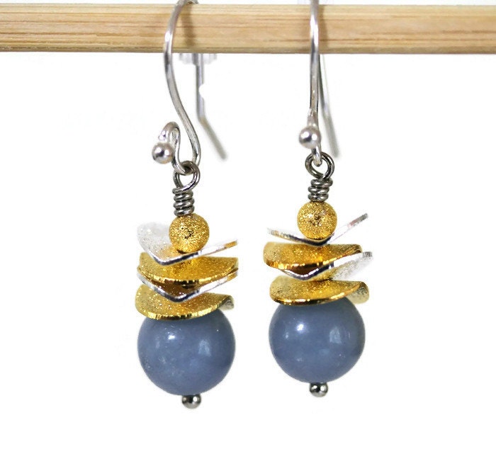 Baby Blue Angelite Gold Und Silber Mixed-Metall-Dangling Pierced Ohrringe von Karenda
