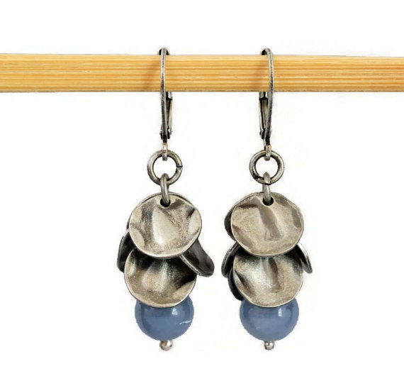 Baby Blue Angelite Und Erzehrte Silberne Scheiben Dangling Ohrringe von Karenda