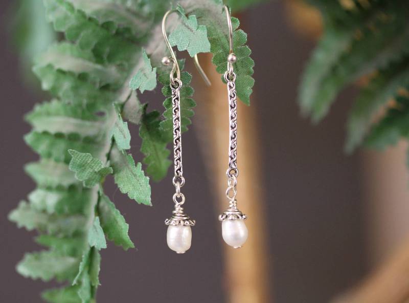 Baumelnde Süßwasser Perlen Ohrringe Antiker Versilberter Trachtenschmuck von Karenda