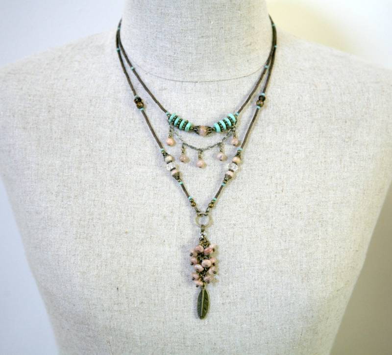 Boho Türkis & Pfirsich Sonnenstein Kette Antikmessing Feder von Karenda