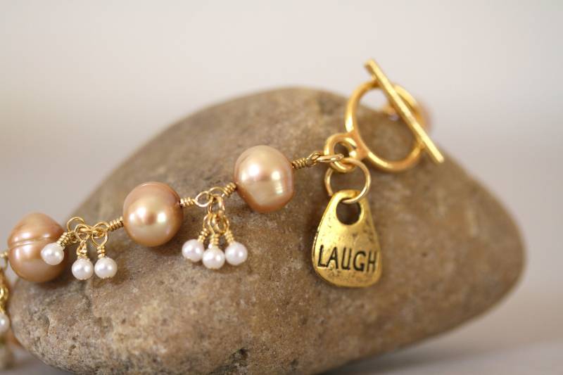 Champagner Perlenarmband Gold "Laugh" Anhänger, Knebelverschluss." von Karenda