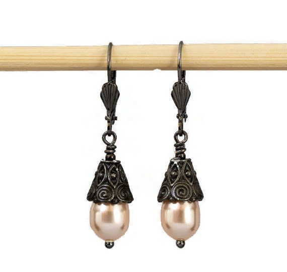 Einfach Und Elegant Peach Swarovski Pearl Gunmetal Dangling Ohrringe von Karenda