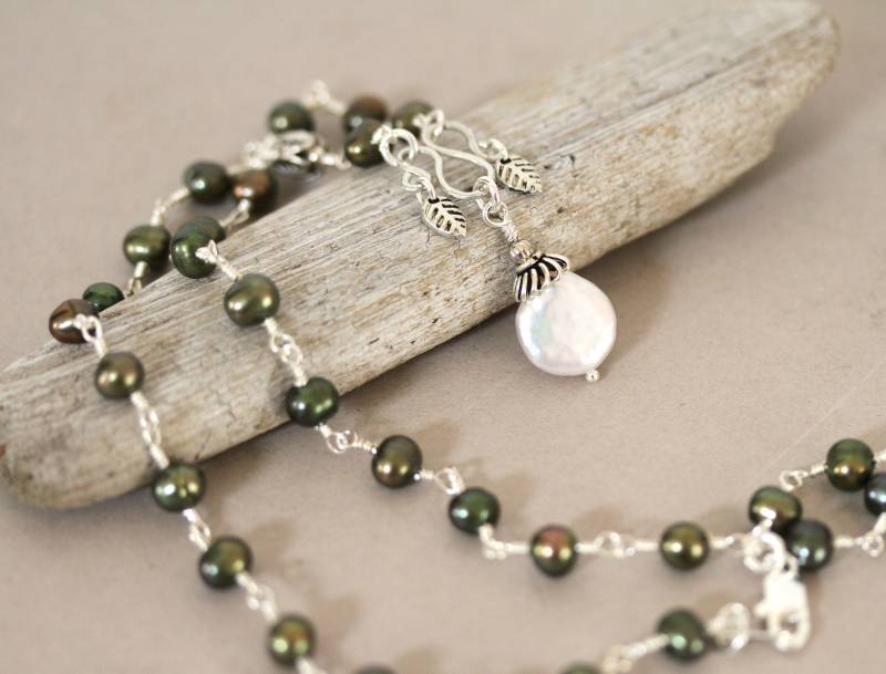 Farngrün Süsswasserperlenkette Münzperlenanhänger, Zinnblätter von Karenda