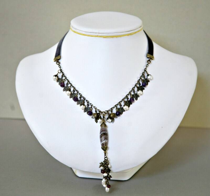 Februar Geburtsstein Lila Spitze Achat Und Amethyst Metall Drapierte Halskette Mit Samt Band Kordel von Karenda