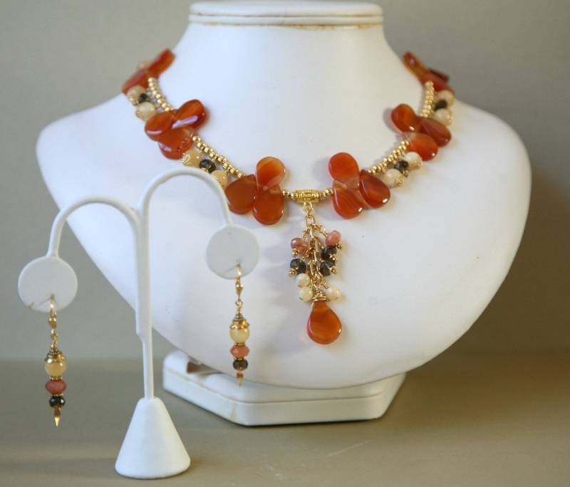 Gebrannte Orange, Gelb Und Braun Edelstein Baumelnde Kaskaden Halskette Kostenlose Passende Ohrringe von Karenda