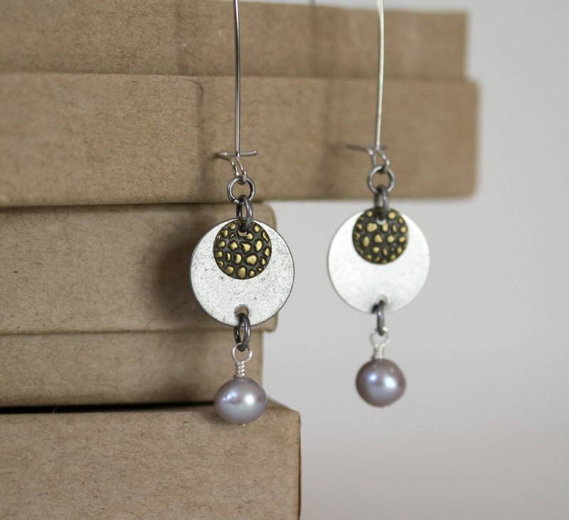 Gemischte Metall Antik Silber Und Messing Baumeln Perle Ohrringe von Karenda