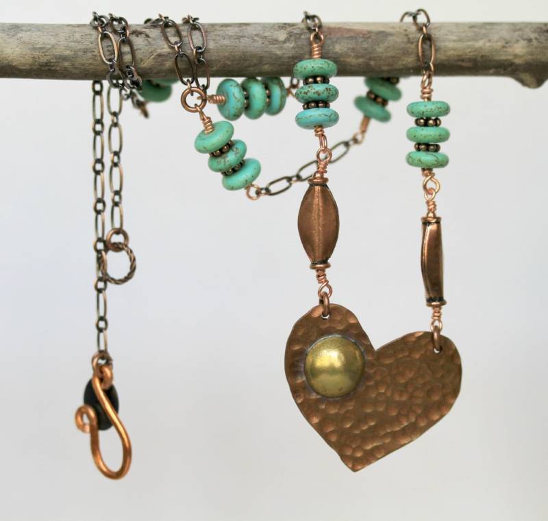 Handgeschmiedet Kupfer Herz Anhänger Halskette Türkis & Messing Akzent von Karenda
