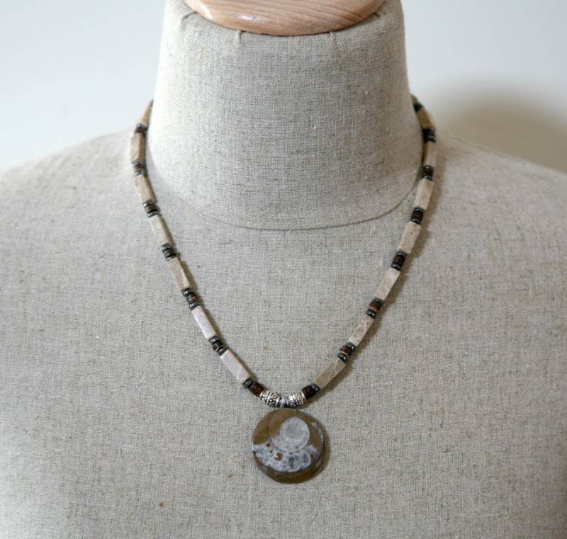 Hellbraune Halskette Mit Feldspat, Schokoladenholz, Hämatit Und Versteinertem Ammonit Für Herren von Karenda