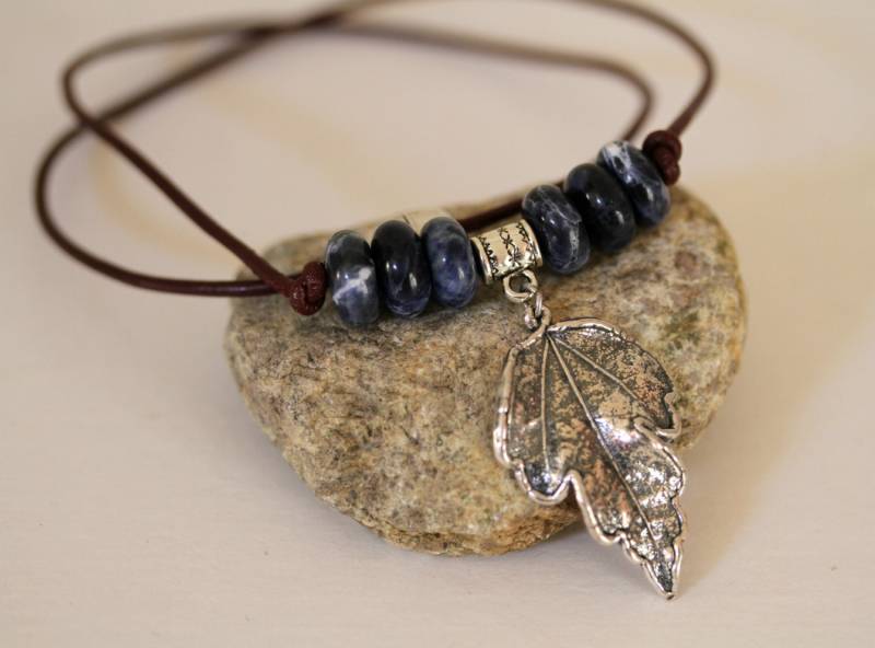 Herren Denim Sodalith Und Baumelnde Blatt Anhänger Leder Schnurgebundene Halskette Magnetverschluss von Karenda