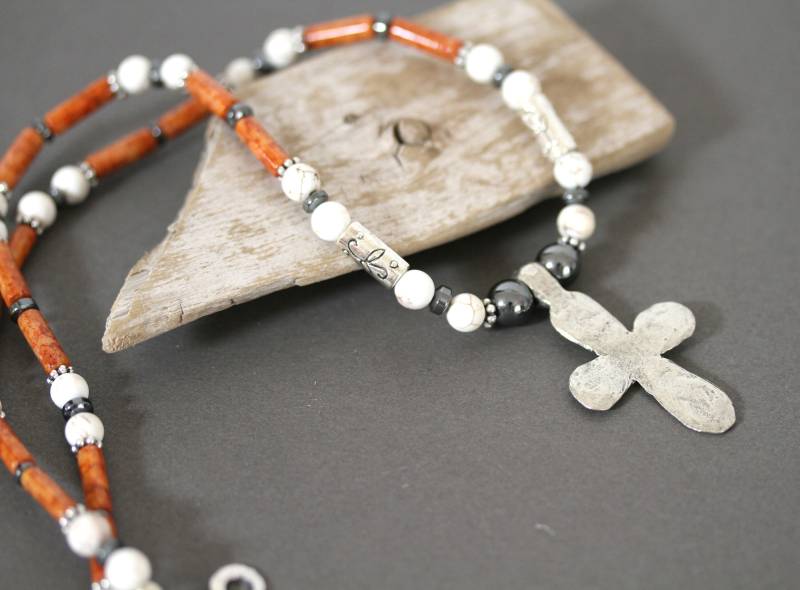 Herren Flussstein & Weißer Magnesit Kreuz Halskette Maskuliner Religiöser Schmuck von Karenda