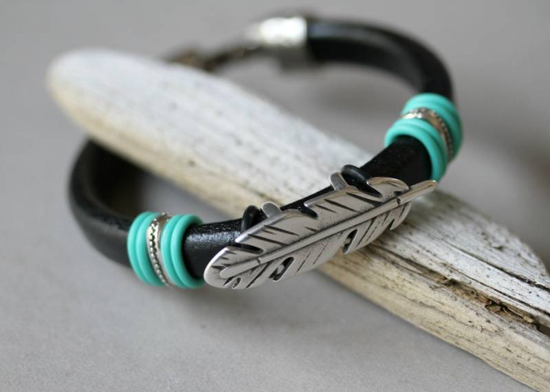 Herren Leder Federarmband Dicke Armspange Mit Antiksilberner Feder von Karenda