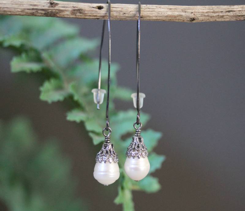 Lange Süßwasserperlen-Ohrringe Geschwärzte Ohrhänger von Karenda