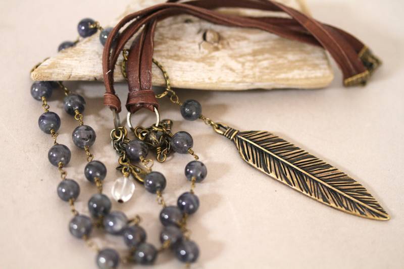 Lolit Rosenkranz Messing Feder Anhänger, Boho Y Halskette von Karenda