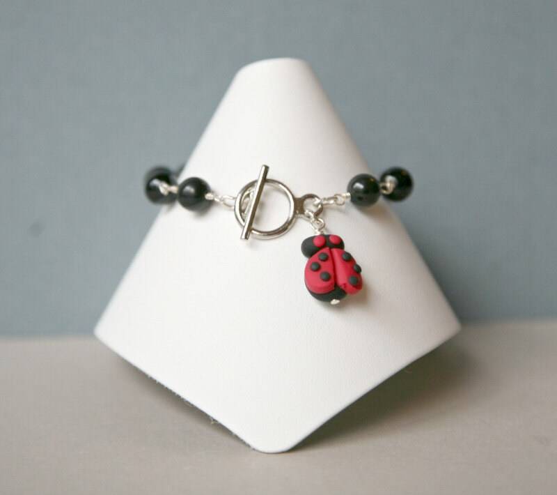 Schwarzer Onyx Marienkäfer Armband Polymer Clay Anhänger, Silber Knebel von Karenda
