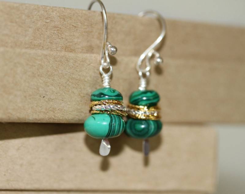 Malachit Ohrringe Mixed Metal Gold Und Silber Fish Hook Ohrhaken von Karenda