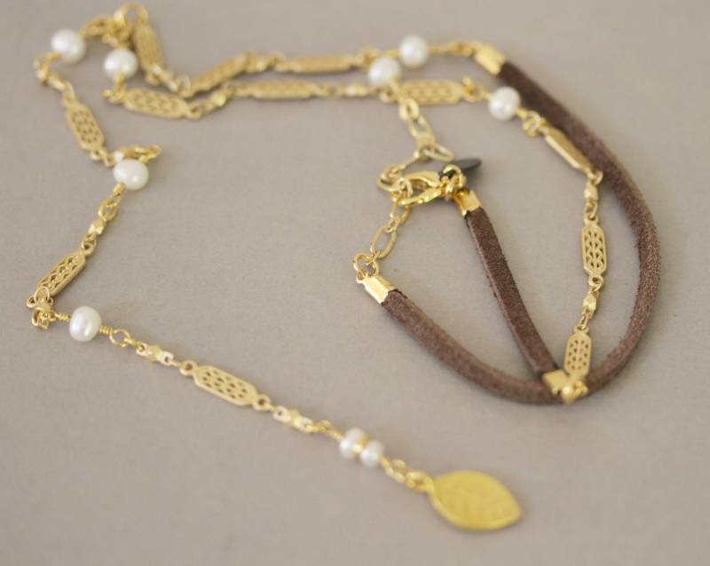 Matt Gold Süßwasser-Zuchtperlen Y-Halskette Rosenkranz Stil Blatt Anhänger von Karenda