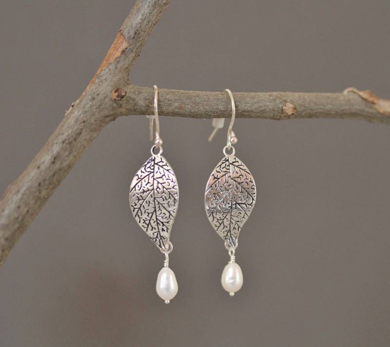 Oxidierte Silber-Blatt-Ohrringe Baumelnde Süßwasser-Zuchtperlen von Karenda