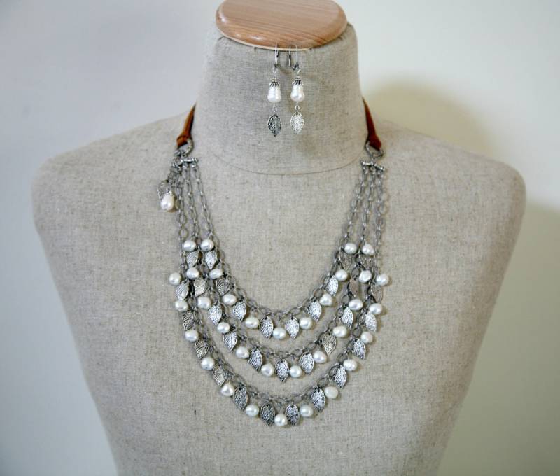 Perlen-Bienchen-Halskette Antiksilber, Lederband Mit Passenden Ohrringen von Karenda