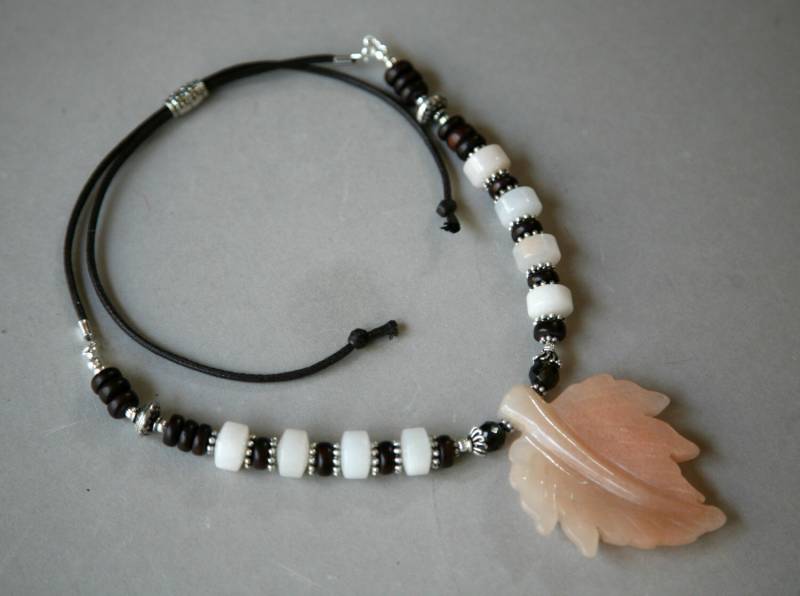 Pfirsich-Jade-Blatt-Anhänger, Rhondeln Und Holzperle Verstellbare Geschnürte Halskette von Karenda