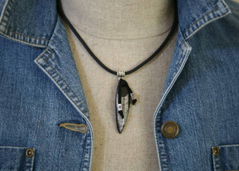Schwarze Herrenhalskette Aus Wildleder Mit Pfeil-Edelsteinanhänger von Karenda