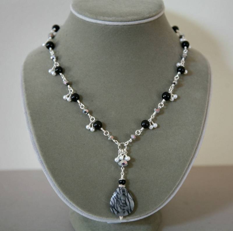 Schwarzer Onyx Und Perlen Spinnenjaspis Anhänger, Versilberte Kette von Karenda