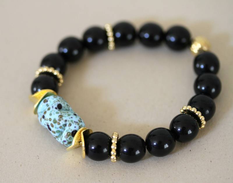 Schwarzes Onyx Stretch Armband Türkiser Keramik Nugget, Gold Akzente von Karenda