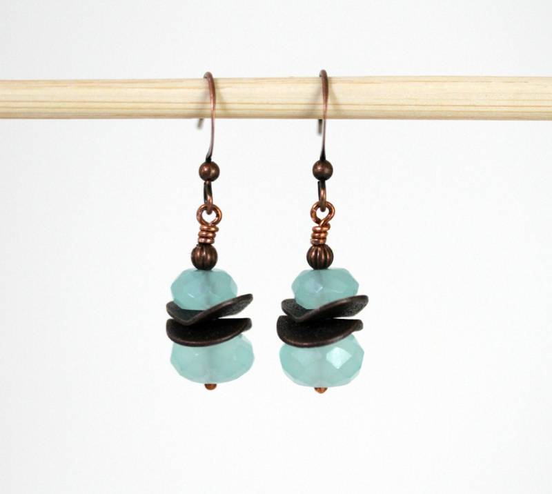 Taubenblaue Glasohrringe Antikkupferfarbene Gewellte Scheibenohrringe von Karenda