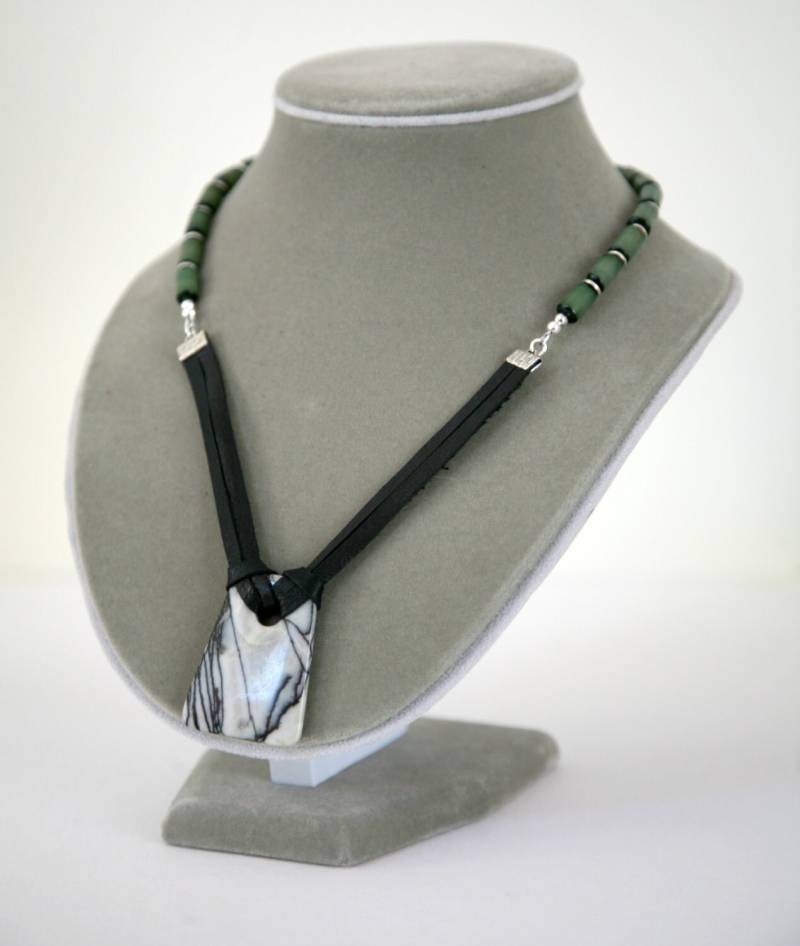 Unisex Schwarz Und Grau Picasso Jaspis Anhänger Leder Corded Holz Perlenkette von Karenda