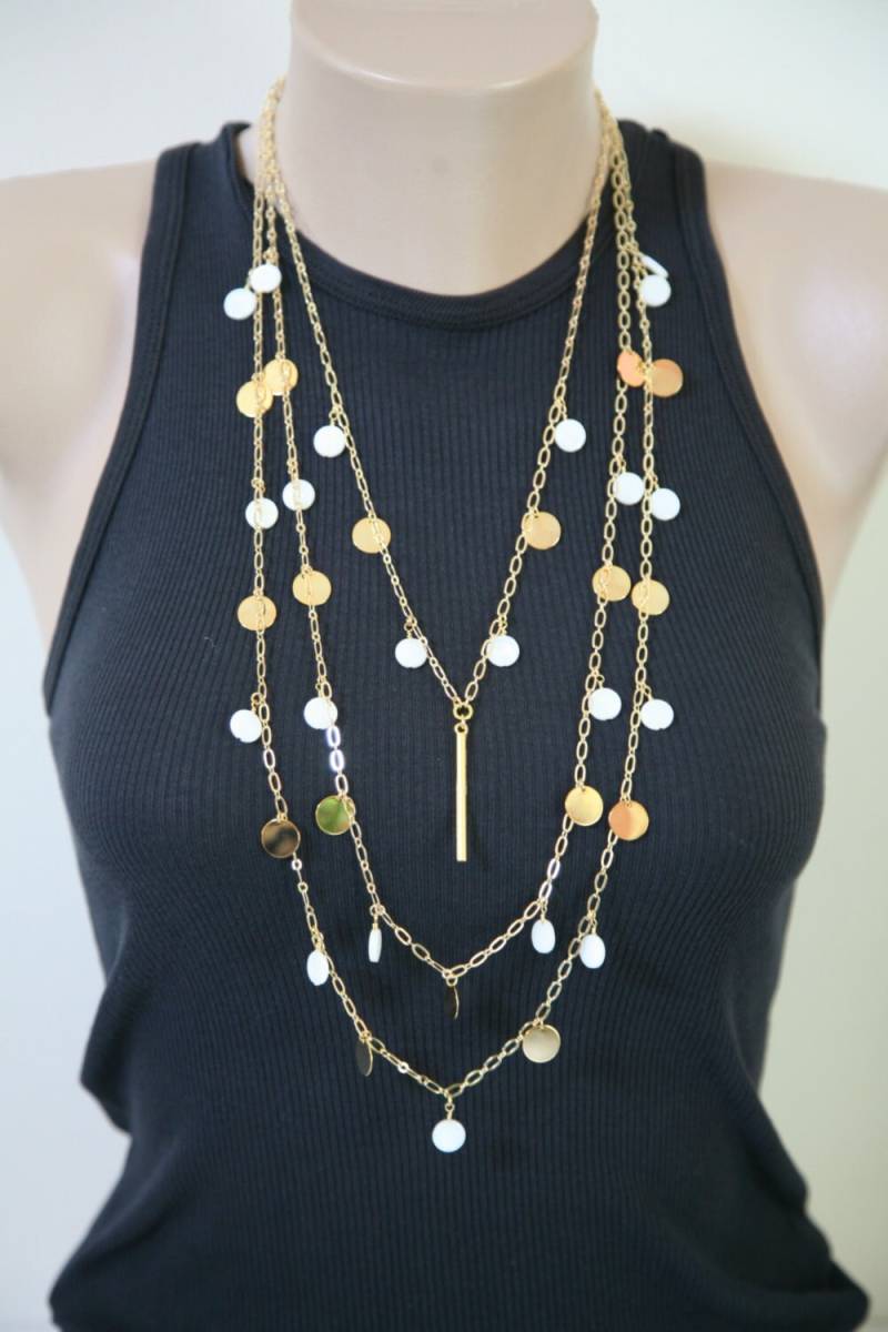 Vergoldete Dreireihige Halskette Perlmuttscheiben Und Stabanhänger von Karenda