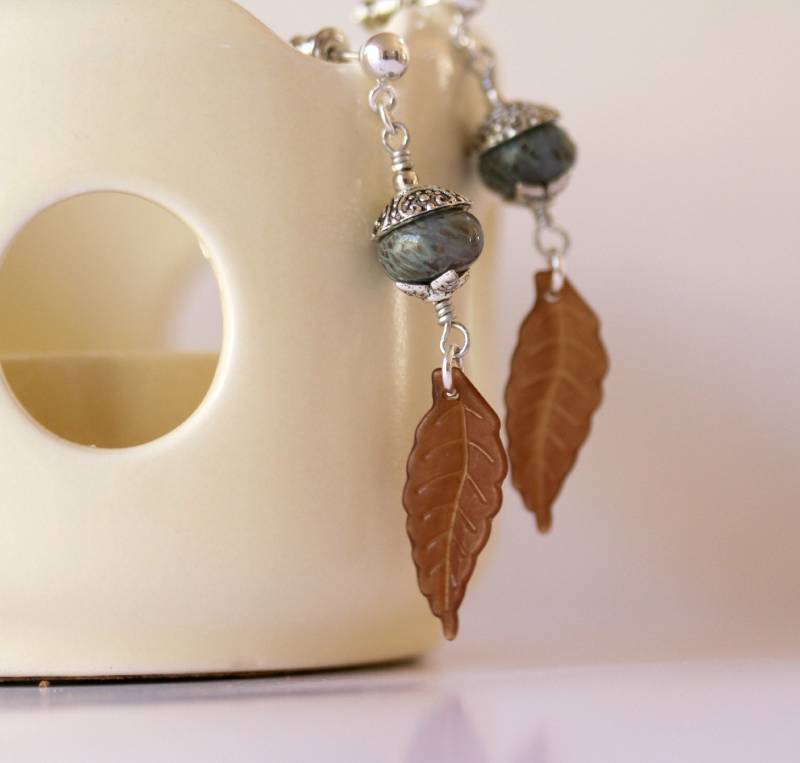 Weiche Ozeanblaue Edelstein Und Schokoladenbraune Ohrringe von Karenda