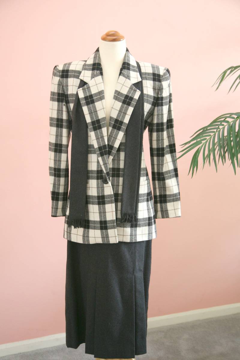 Damen Größe Grau Und Creme Zwei Stück Karierte Wollmischung Anzug Mit Schal Akzent, Business Kleidung, Eleganter Anzug, Arbeitskleidung, Rock-Set von KarendasKloset