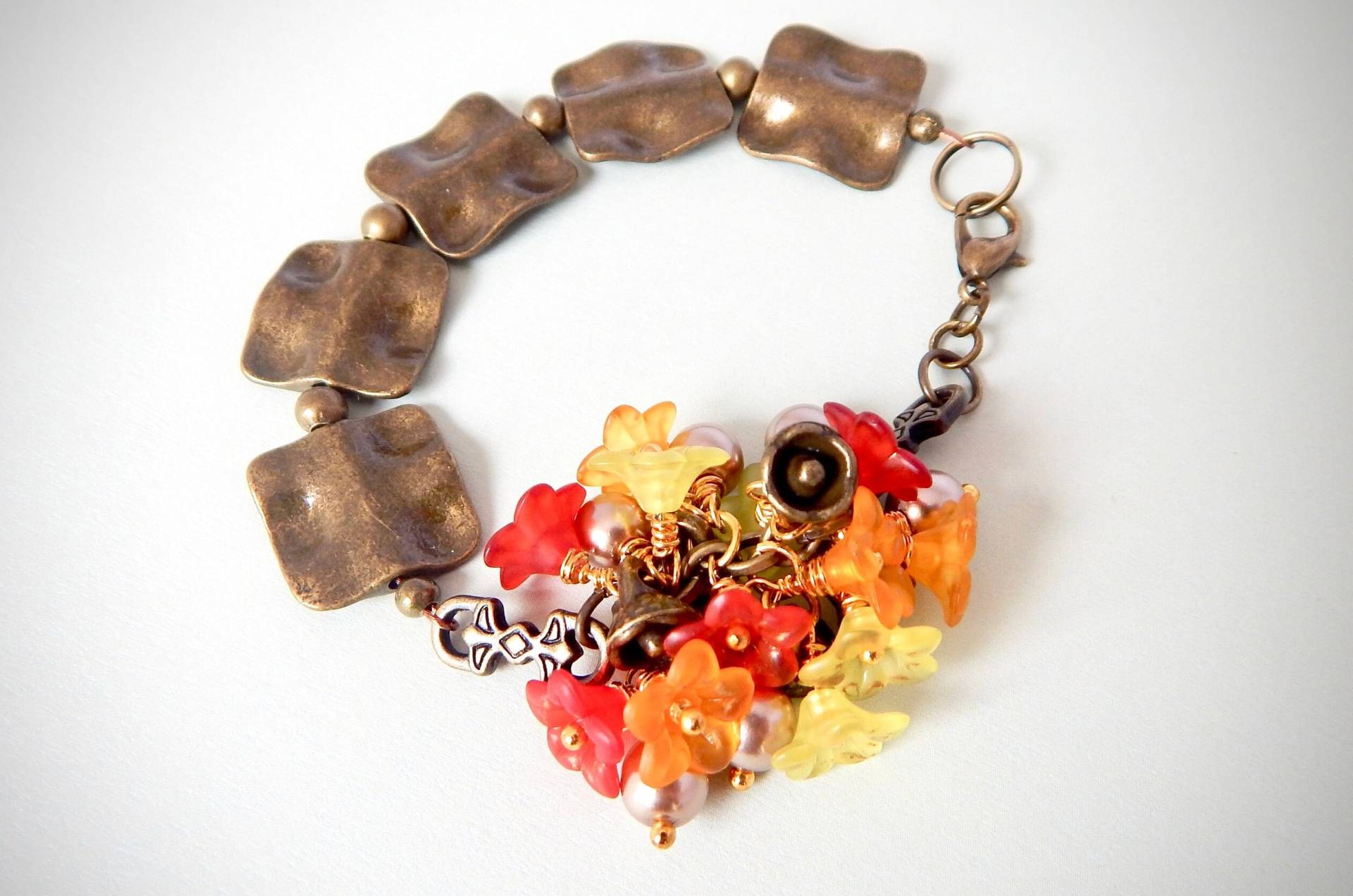 Boho Floral Cluster Armband Acrylblumen, Glasperlen, Messing Links Boho Floral Cluster Armband Acrylblumen, Glasperlen, Messing Links von KareninaJewelryArt